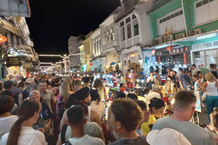 A walk on the crowded side in Phuket old town - Vimarsana News