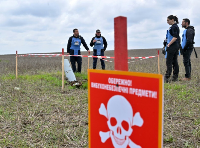 Ukraine farmer risks life clearing shells from fields - Vimarsana News