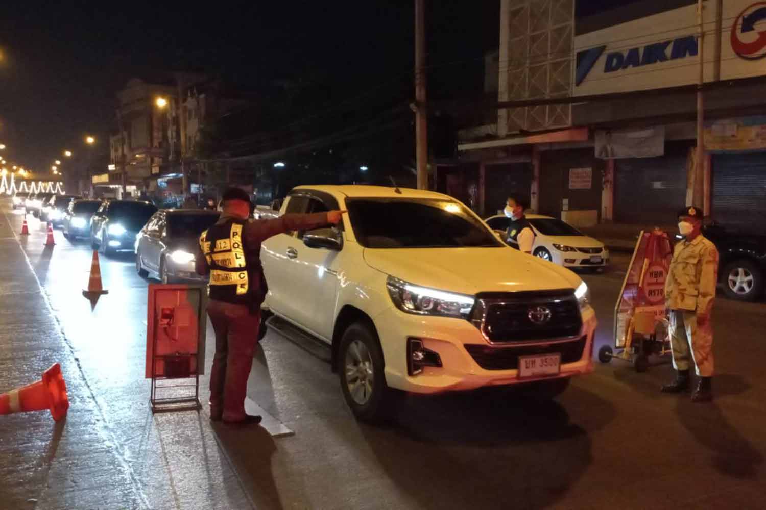 Police set up a checkpoint to screen out drunk drivers in Muang district of Phitsanulok on Saturday night. (Photo: Chinnawat Singha)