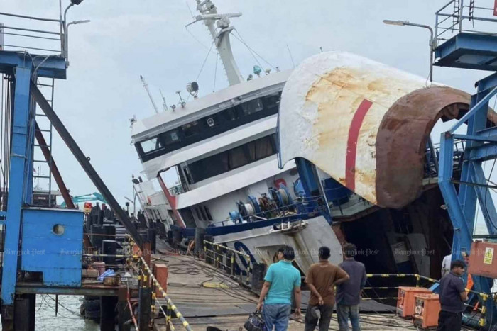 Samui ferry sinks at Don Sak pier - Vimarsana News