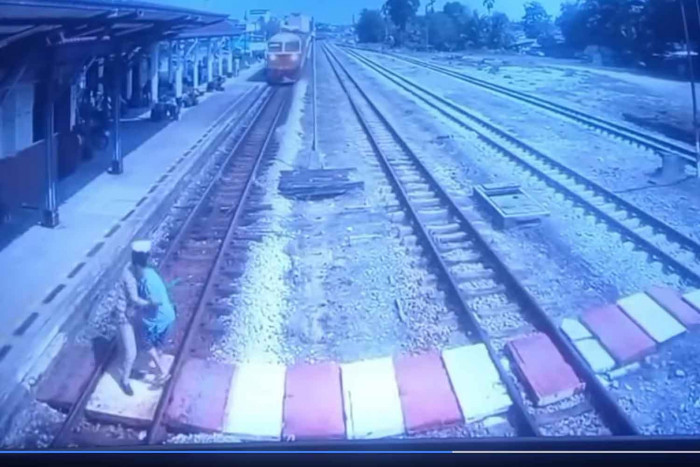 Station master praised for saving elderly woman's life - Vimarsana News