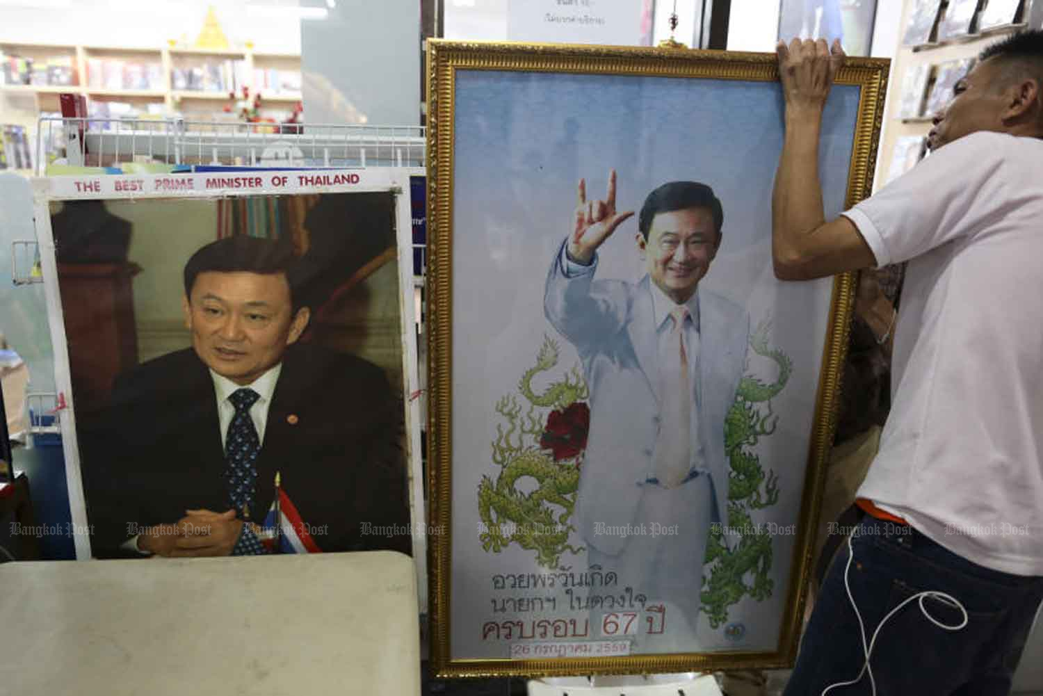 Red-shirt United Front for Democracy against Dictatorship supporters hold a birthday party for former prime minister Thaksin Shinawtra in Bangkok on July 26, 2016, when he turned 67 years old. (File photo)