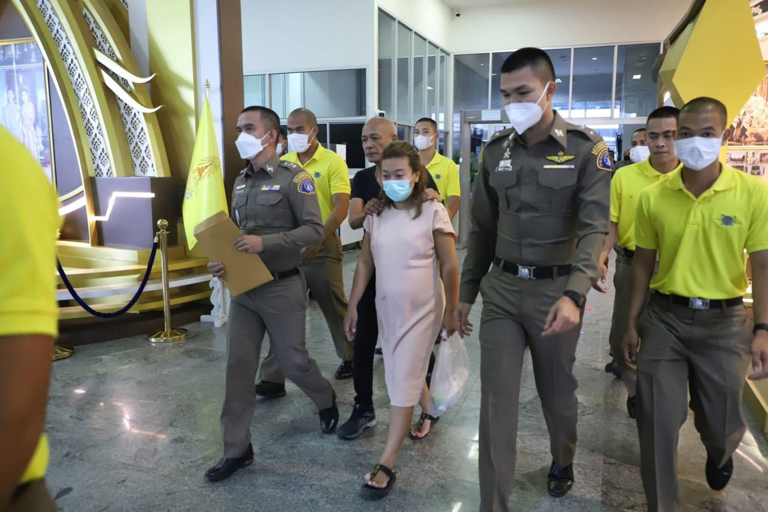 Sararat Rangsiwuthaporn, dubbed Aem Cyanide, is taken to the Criminal Court on April 26. She was charged with killing a woman with cyanide in Ratchaburi and is a suspect in 13 other cases. (Photo supplied/Wassayos Ngamkham)