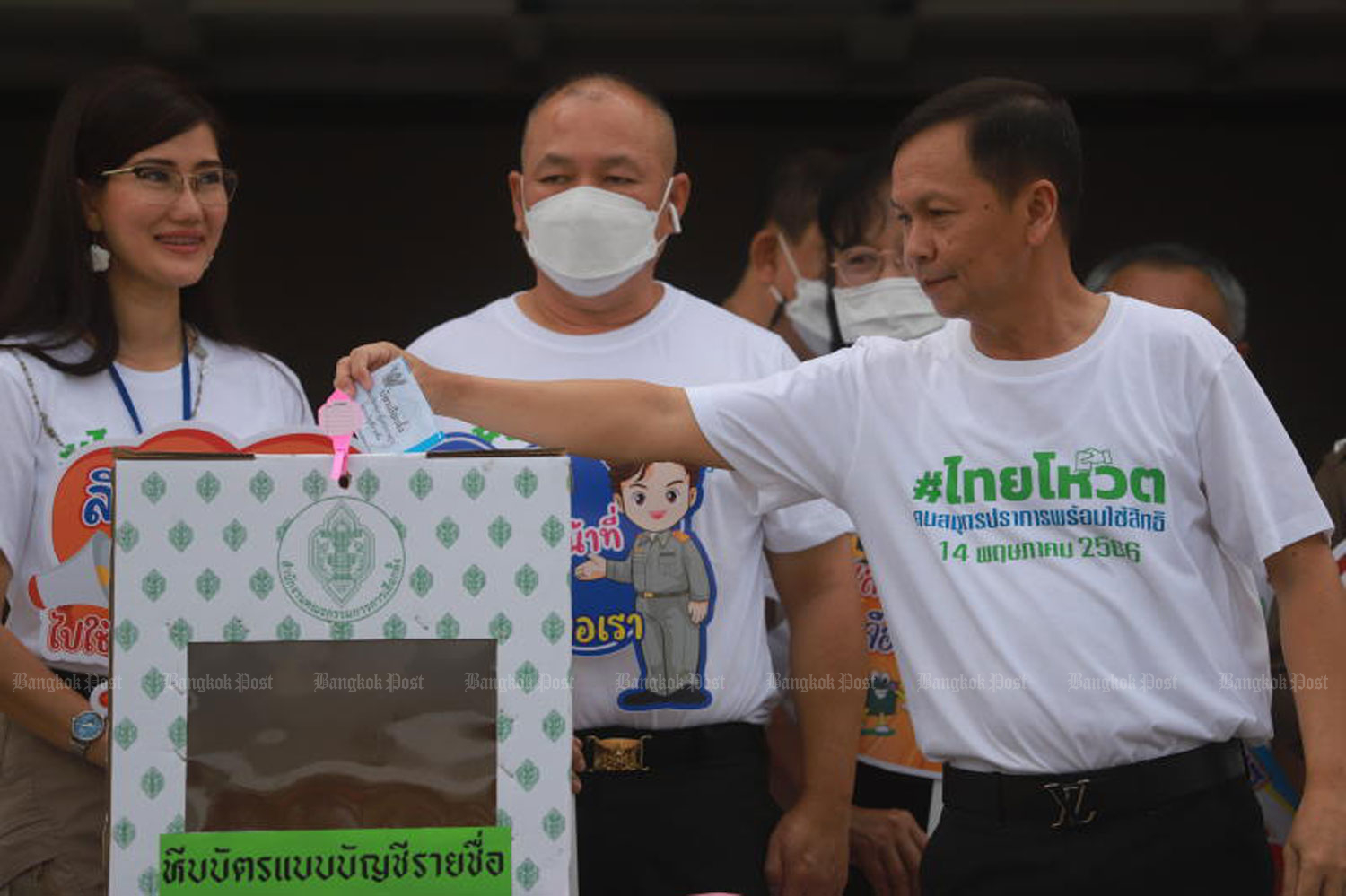 Voting rehearsal: Samut Prakan governor Supamit Chinsri, right, drops a mock ballot into a box as he joins the Big Day campaign, organised to raise public awareness about the general election on Sunday. The Election Commission is expecting voter turnout to exceed 80%. (Photo: Somchai Poomlard)