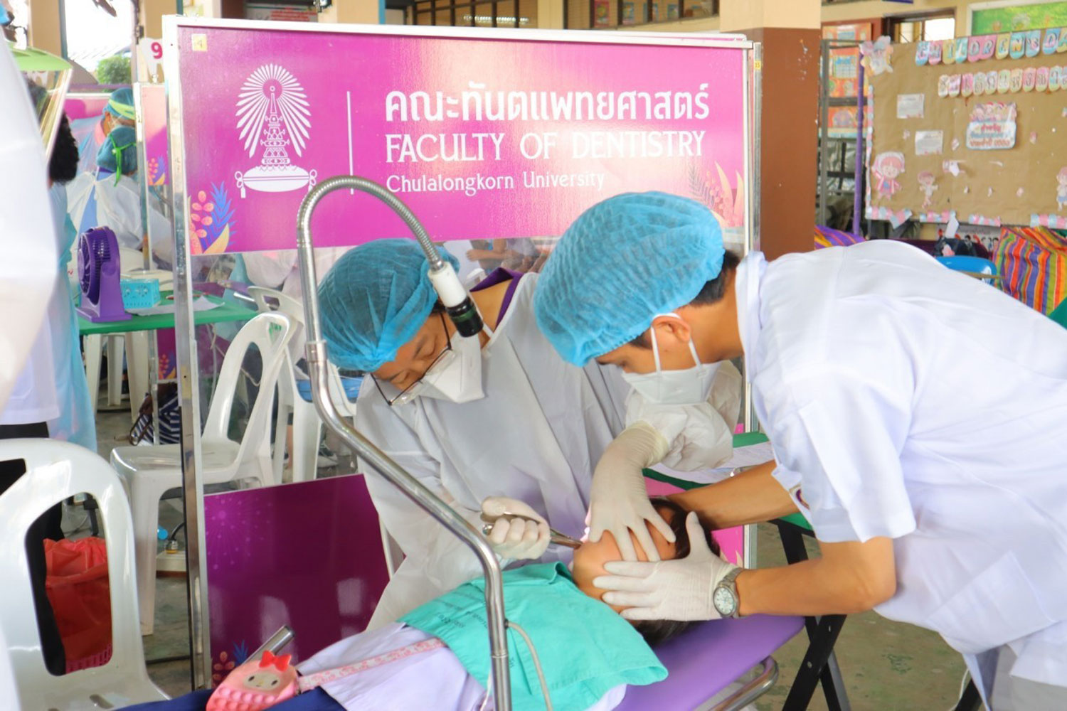 Dentists from Chulalongkorn University's Faculty of Dentistry provides a dentist service to a student on March 31. (Photo: Faculty of Dentistry, Chulalongkorn University Facebook)