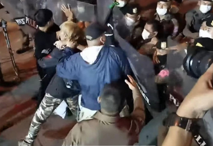 9 demonstrators arrested after police station melee - Vimarsana News
