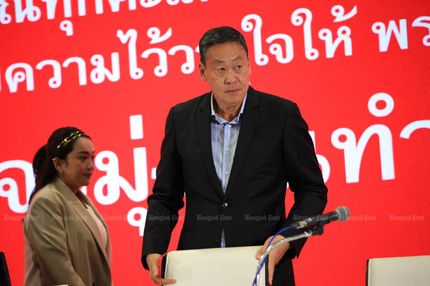 Paetongtarn Shinawatra, left, and Srettha Thavisin, both Pheu Thai Party prime ministerial candidates, are seen at a press conference on Monday to announce the party’s stance on forming a coalition government with the Move Forward Party. (Photo: Apichart Jinakul)