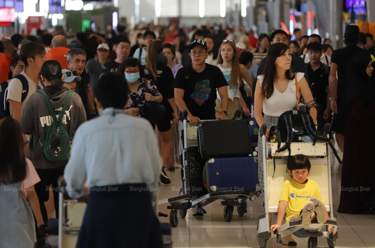 Suvarnabhumi airport is packed with travellers on April 10. The Aeronautical Radio of  Thailand (Aerothai) said the number of flights between China and Thailand continues to increase. (Photo: Wichan Charoenkiatpakul)