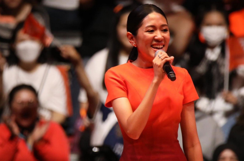Pannika Wanich makes a speech at the final campaign rally of the Move Forward Party at the Thai-Japanese Youth Centre in Bangkok on May 12. (Photo: Pannika Chor Wanich Facebook)