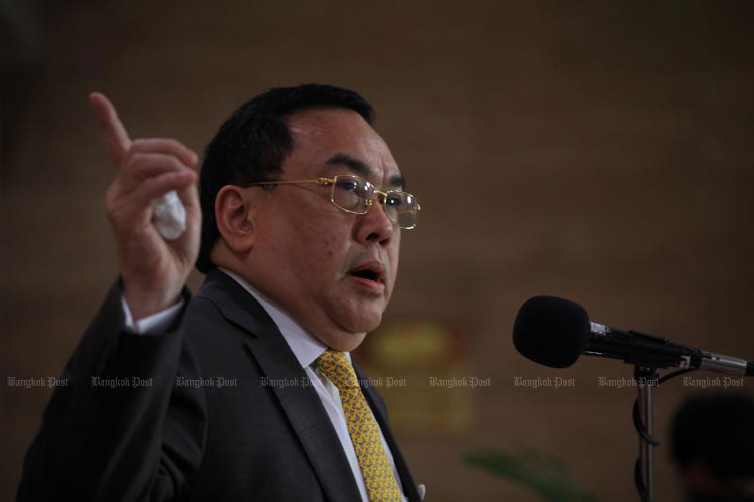 Senator Upakit Pachirirangkun clarifies drug trafficking allegations during a press conference on March 17. (Photo: Apichart Jinakul)