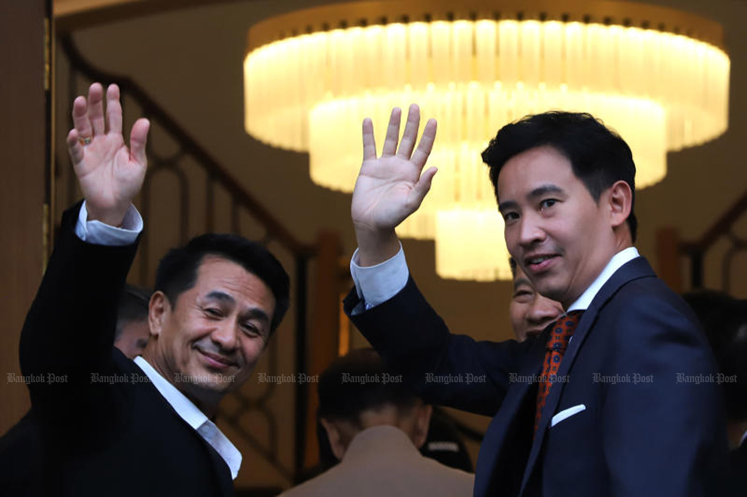 Move Forward Party leader Pita Limjaroenrat, right, and Pheu Thai Party leader Cholnan Srikaew meet at a restaurant in Bangkok last Tuesday to discuss coalition government formation with leaders of other political parties. (Photo: Wichan Charoenkiatpakul)