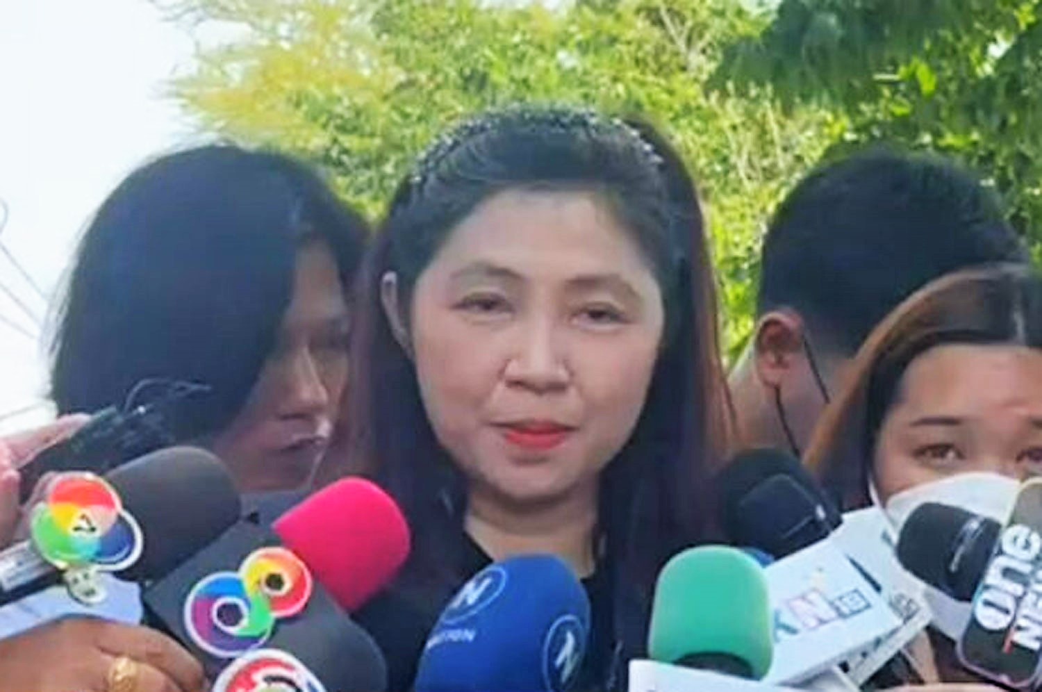 Lawyer Thannicha Aeksuwannawat, representing alleged serial killer Sararat "Aem" Rangsiwuthaporn, speaks to reporters on May 5. (Capture from Police TV)