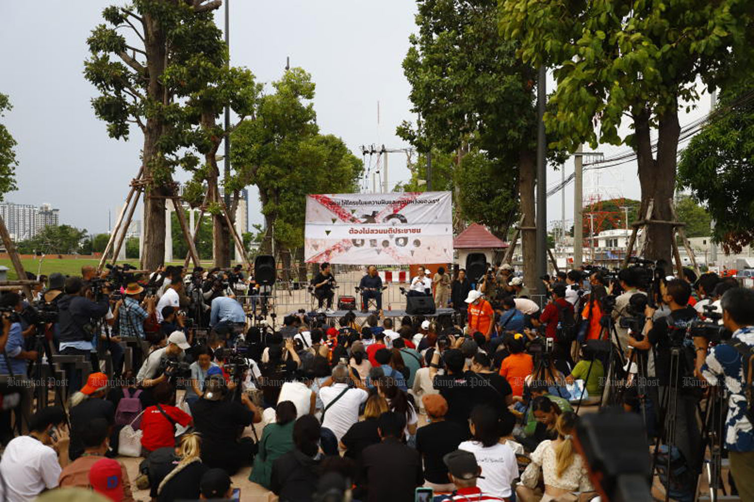 Senators fell the heat: People take part in a rally held by the United Front of Thammasat and Demonstration (UFTD) and its allies in front of the parliament on Tuesday to pressure senators into voting for Move Forward Party (MFP) leader Pita Limjaroenrat as prime minister. (Photo: Nutthawut Wicheanbut)