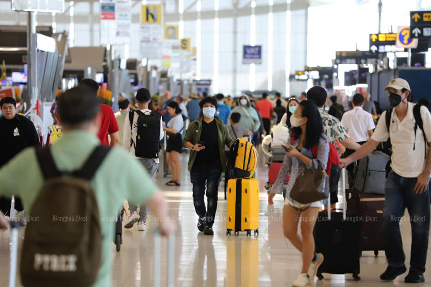 Suvarnabhumi airport is packed with travellers. The new government is expected to decide the fate of the 300-baht tourism fee, which remains uncertain because of roadblocks from unclear implementation. (Photo: Wichan Charoenkiatpakul)