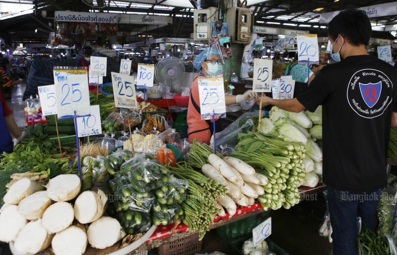 A man buys vegetables at Ying Charoen market in Bang Khen district, Bangkok. (Photo: Apichit Jinakul)