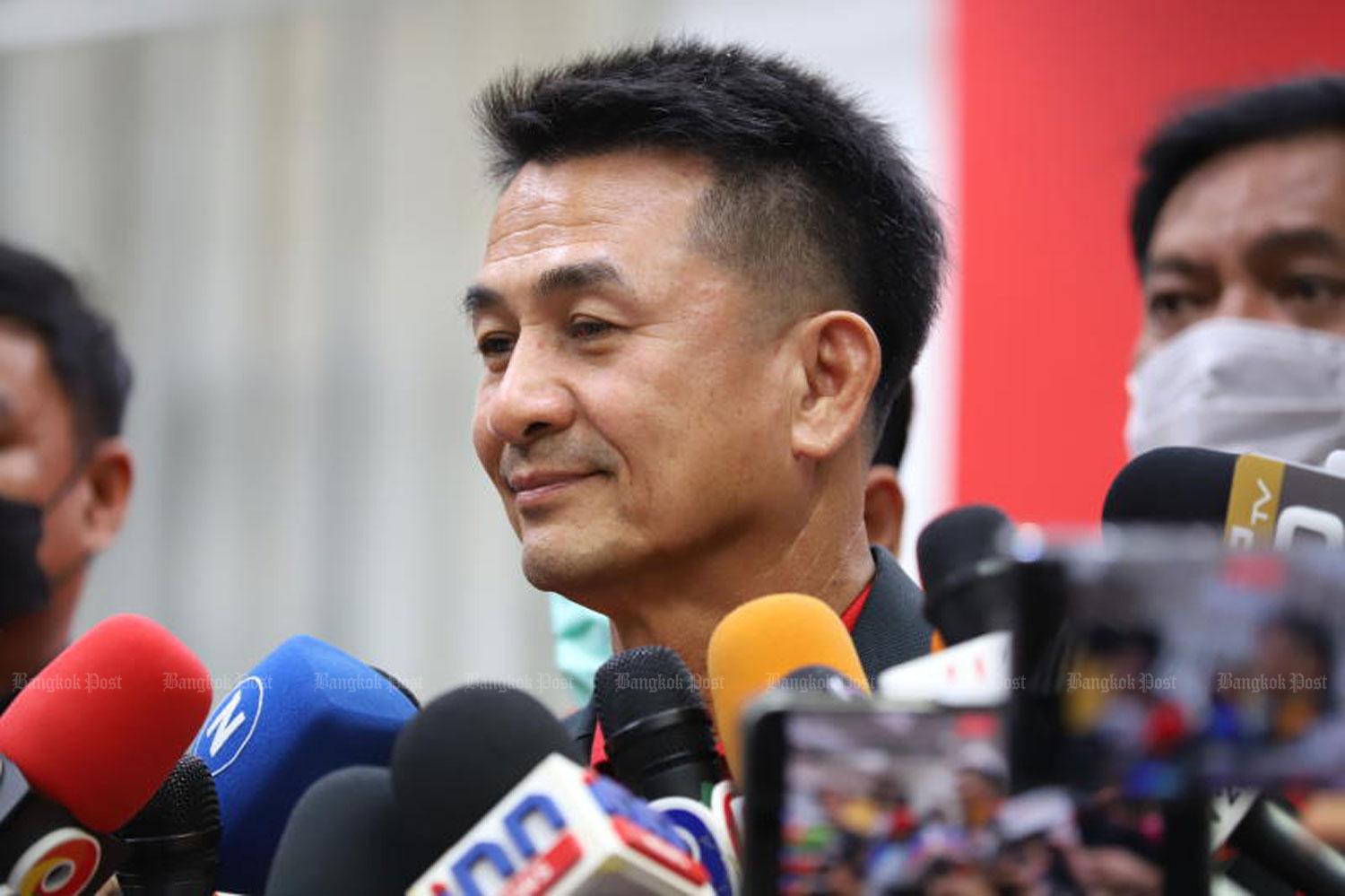 Pheu Thai leader Cholnan Srikaew criticises remarks by Piyabutr Saengkanokkul, secretary-general of the Progressive Movement and the Move Forward Party's election campaign assistant, over the post of House speaker. (Photo: Varuth Hirunyatheb)