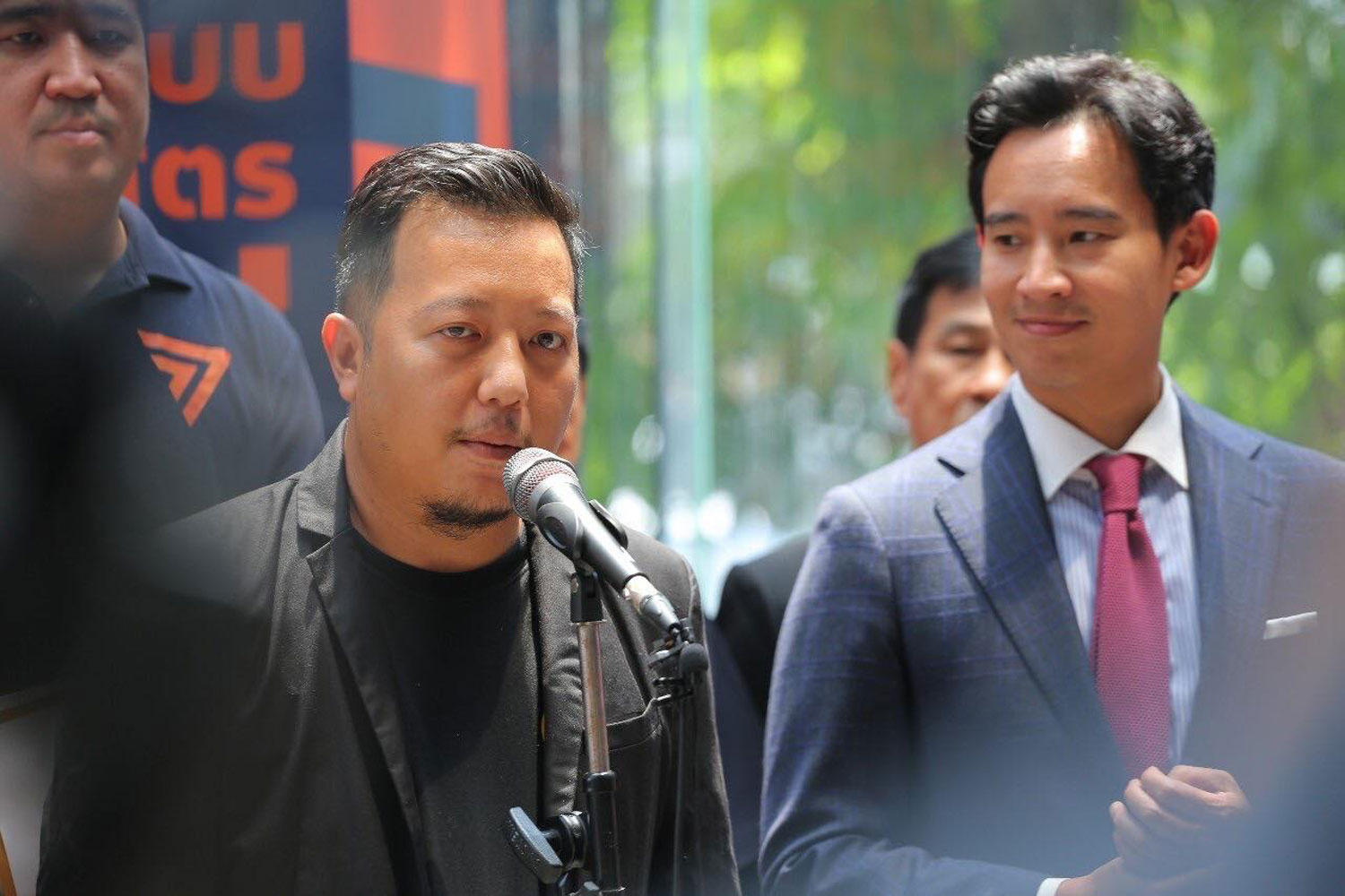 Supapong Preunglamphu, a representative from the Thai Craft Beer Association, speaks as as he and other association representatives submit a letter to Move Forward Party (MFP) leader Pita Limjaroenrat, right, on Friday. Local liquor and other local liquor and beer producers call on the MFP to push ahead with its progressive policy to liberalise liquor making and allow more small producers to enter the market. (Photo: Move Forward Party)