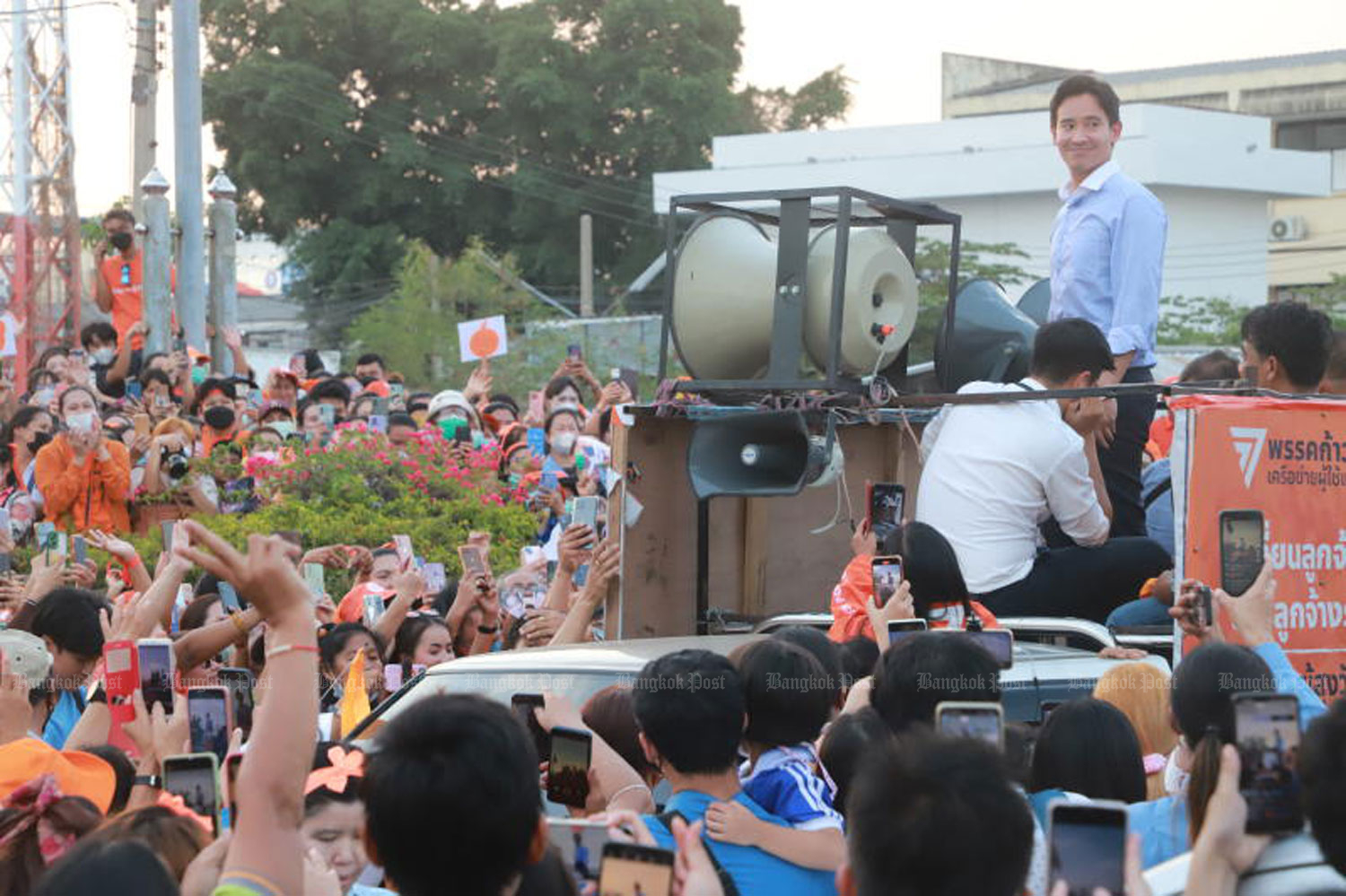 Money talks: Pita Limjaroenrat, leader of the Move Forward Party, thanks supporters on Friday in Samut Prakan's Bang Sao Thong district after talking with representatives of 40 labour unions at Bang Sao Thong municipality office about raising the minimum daily wage to 450 baht. (Photo: Somchai Poomlard)