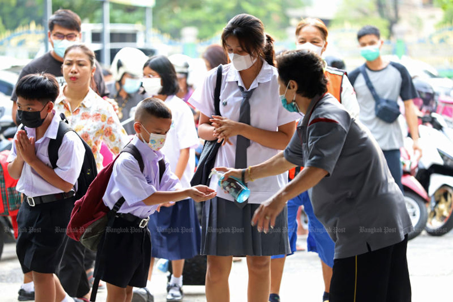 Students arrive at Ban Bang Kapi School in Bangkok on the first day of the school reopening on May 16. (Photo: Varuth Hirunyatheb)