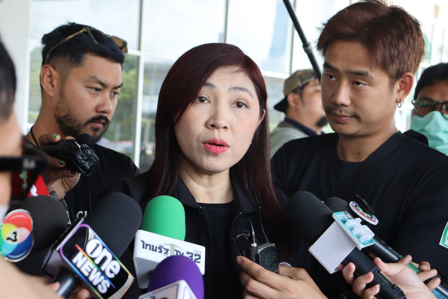 Thannicha Aeksuwannarat, a lawyer representing alleged serial killer Sararat "Aem" Rangsiwuthaporn, shows up at the Crime Suppression Division's head office on Friday to hear charges of helping her client destroy or conceal evidence of crimes. (Photo supplied/ Wassayos Ngamkham)