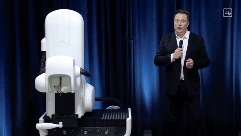 Elon Musk standing next to a surgical robot during a Neuralink presentation in 2020. (Photo: AFP)