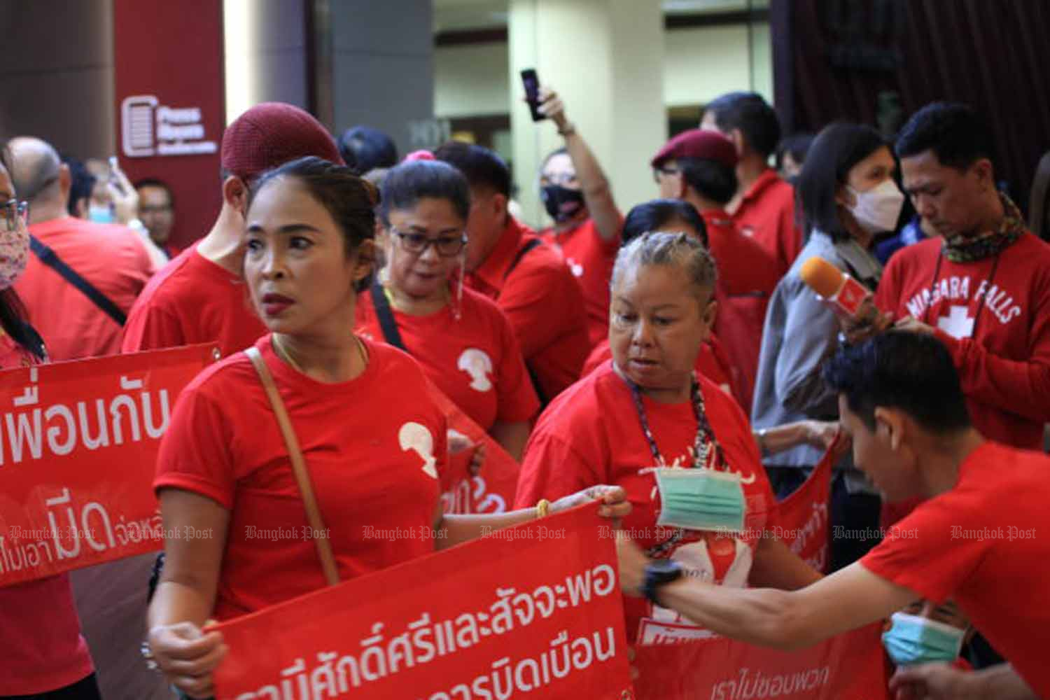 Red-clad Pheu Thai supporters demonstrate at party headquarters on Sunday, demanding Pheu Thai let the Move Forward Party try to form a coalition government without its help. (Photo: Apichart Jinakul)