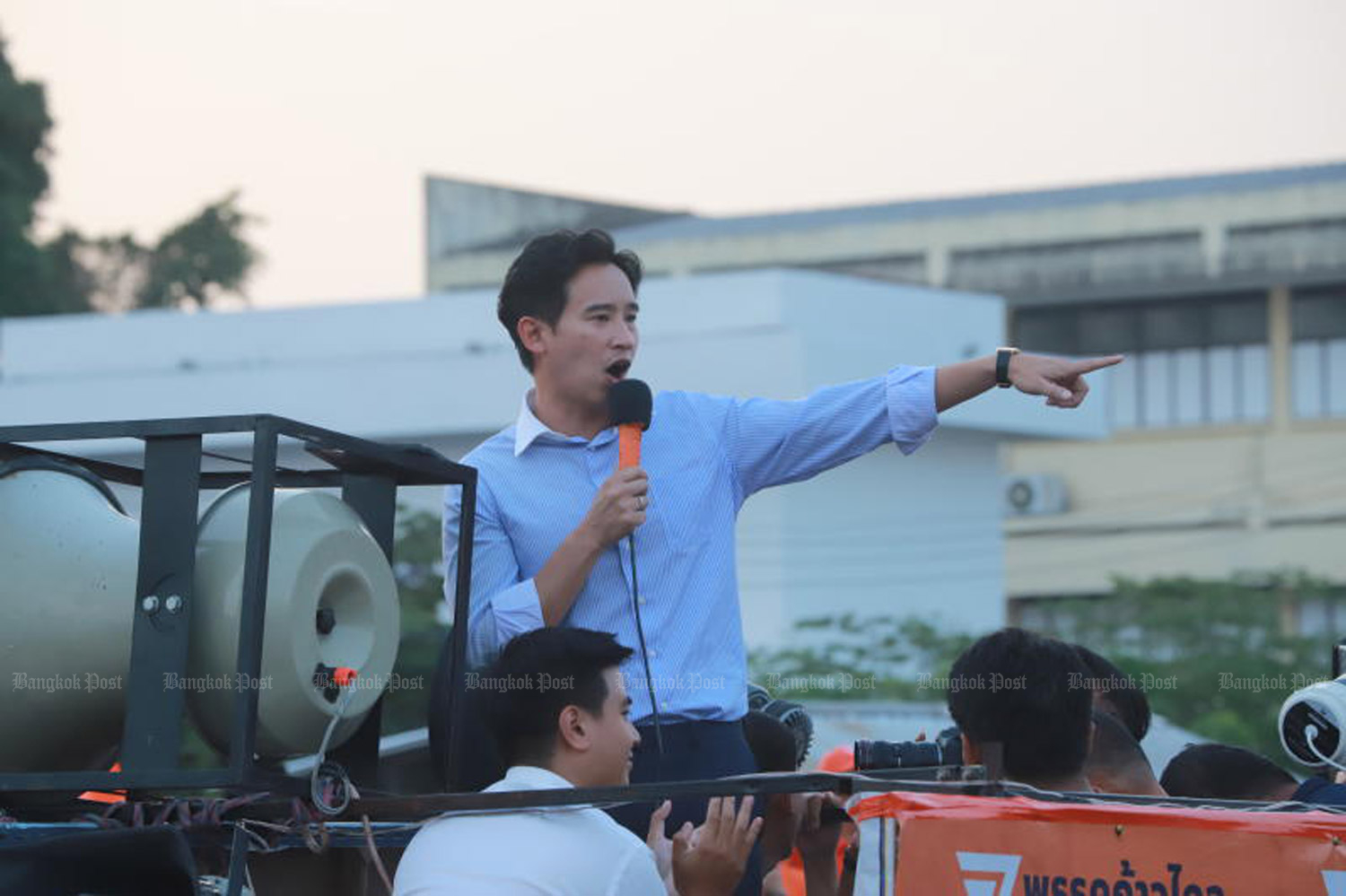 Pita Limjaroenrat, leader of the Move Forward Party, thanks supporters on Friday in Samut Prakan’s Bang Sao Thong district after talking with representatives of 40 labour unions at Bang Sao Thong municipality office about raising the minimum daily wage to 450 baht. (Photo: Somchai Poomlard)