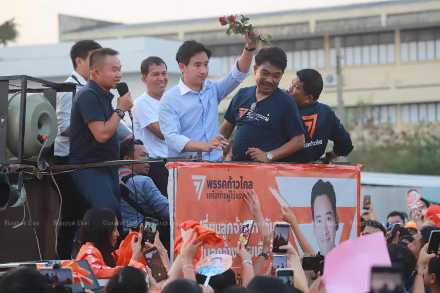 Pita Limjaroenrat, leader of the Move Forward Party, waves to his supporters in Samut Prakan’s Bang Sao Thong district on Friday after talking with representatives of 40 labour unions at Bang Sao Thong municipality office about raising the minimum daily wage to 450 baht. (Photo: Somchai Poomlard)