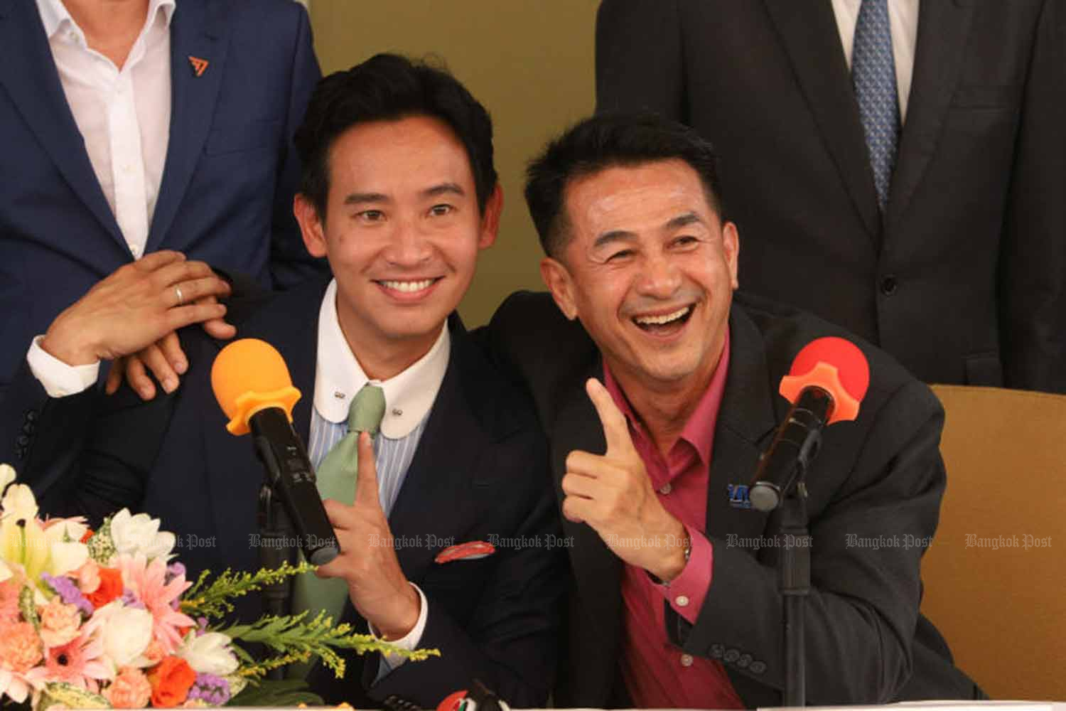 Pita Limjaroenrat, left, leader of the election winning Move Forward Party, with Pheu Thai Party leader Cholnan Srikaew during their meeting with potential coalition allies at the Prachachat Party headquarters in Bangkok on Tuesday evening. (Photo: Pattarapong Chatpattarasill)