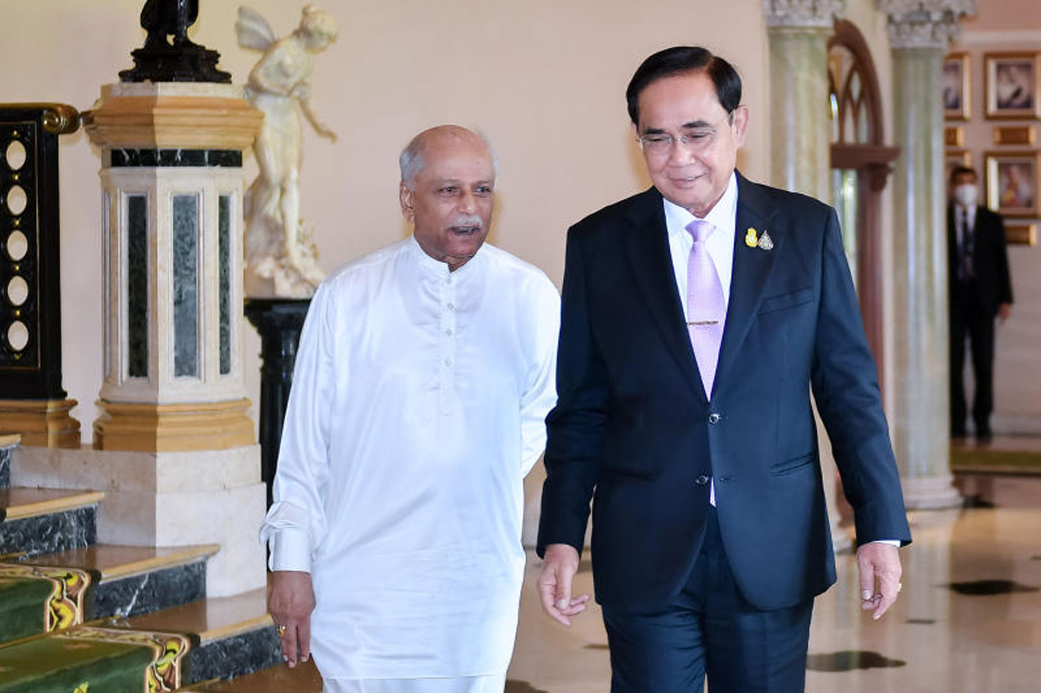 Warm welcome: Prime Minister Prayut Chan-o-cha accompanies his Sri Lankan counterpart, Dinesh Gunawardena, at Government House. The Sri Lankan premier is on an official visit to Thailand and will attend the 18th United International Vesek Day summit which runs from Thursday till Friday. (Government House photo)