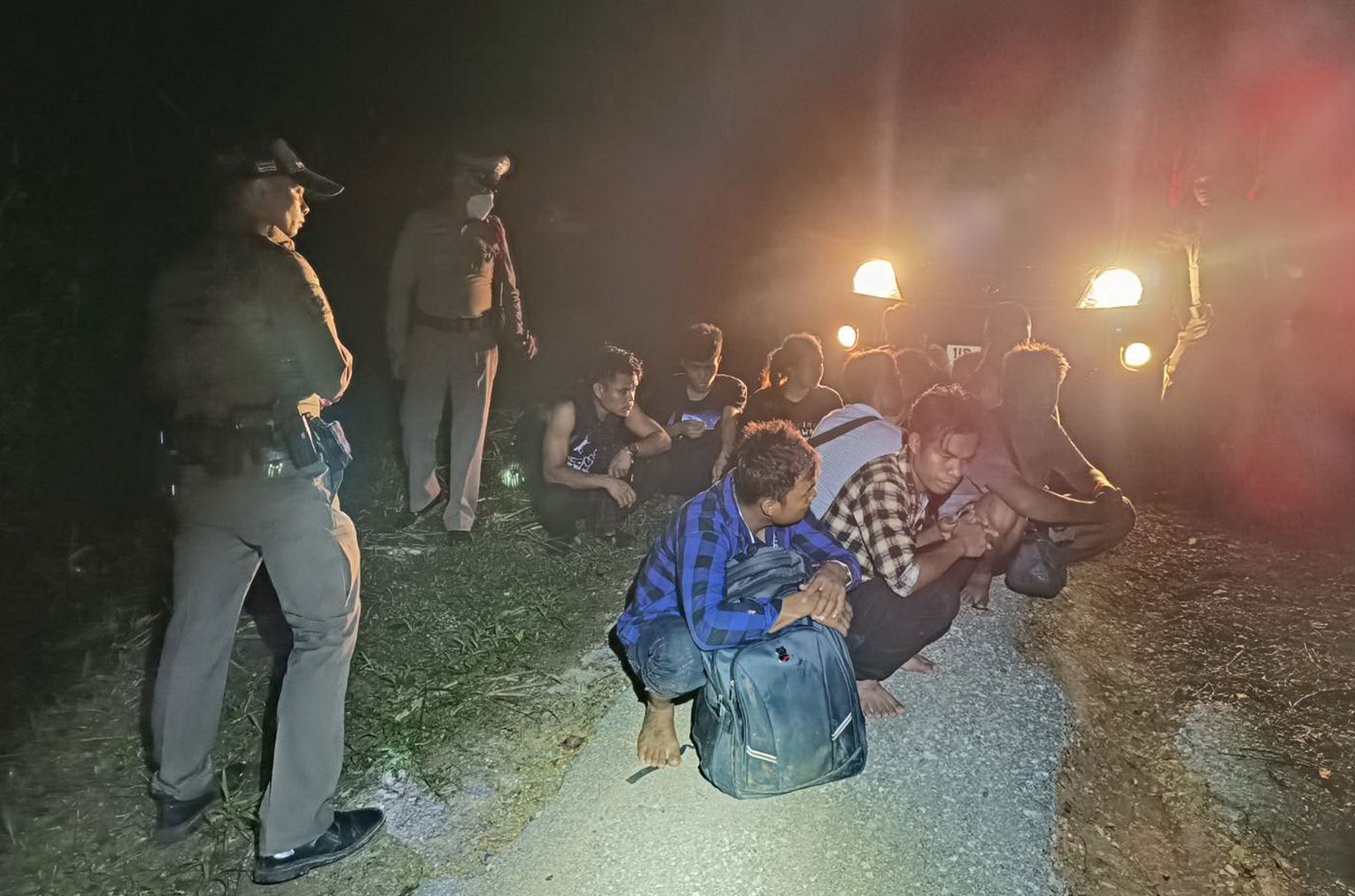 Police arrest a group of illegal migrants from Myanmar - eight men and two women - after a pickup truck smuggling them overturned in Sangkhla Buri district of Kanchanaburi province late on Wednesday night. (Photo supplied/Piyarat Chongcharoen)