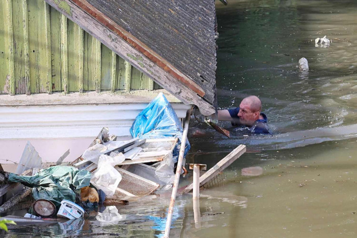 Thousands flee flooded homes in Ukraine - Vimarsana News
