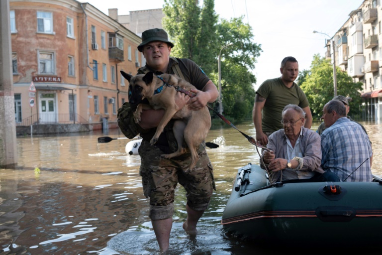 'You can't even see the roof': Ukrainians flee flood