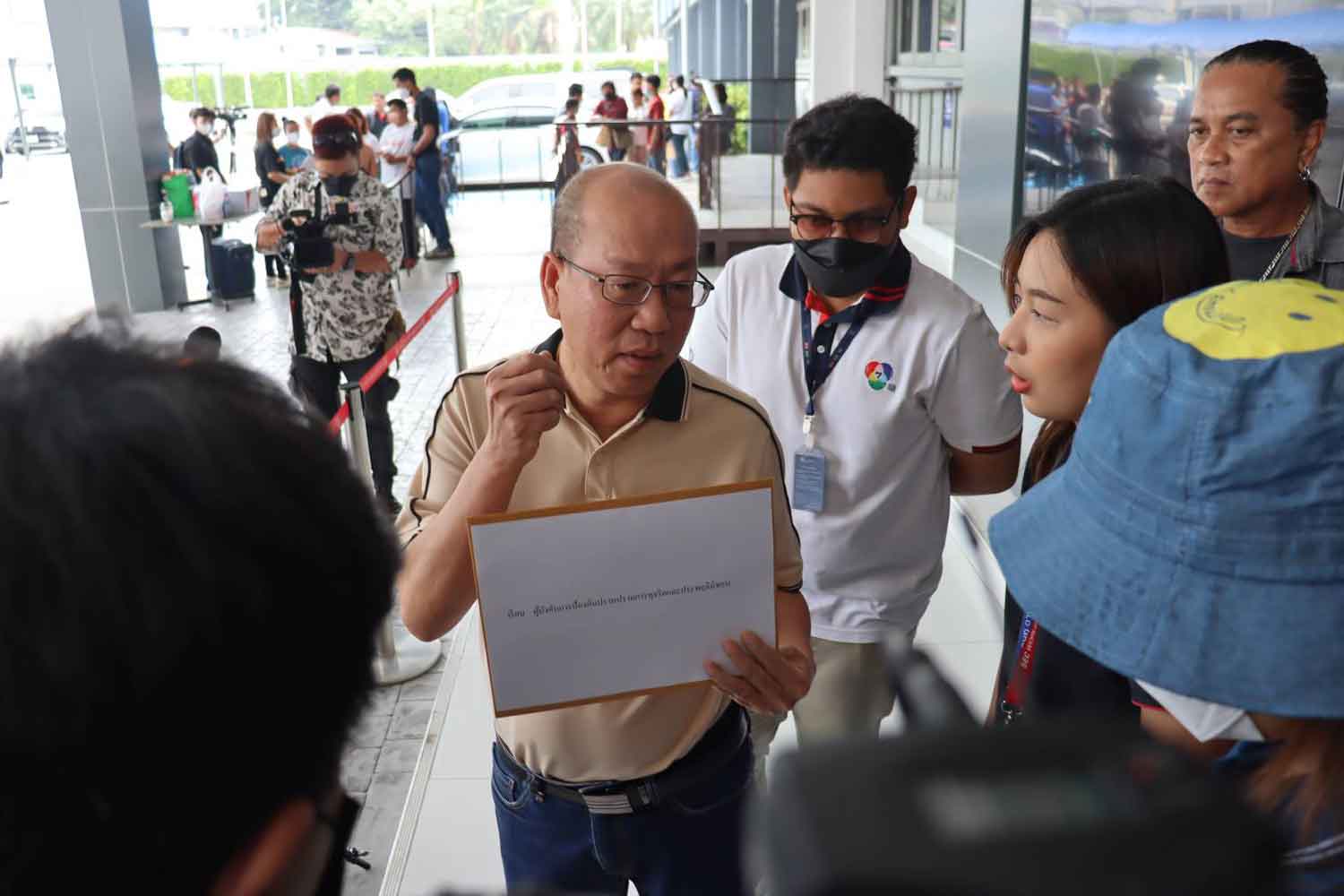 Crime activist Atchariya Ruangratanapong arrives at the Anti-Corruption Division in Bangkok on Thursday to file his complaint about oil smuggling. (Photo supplied)