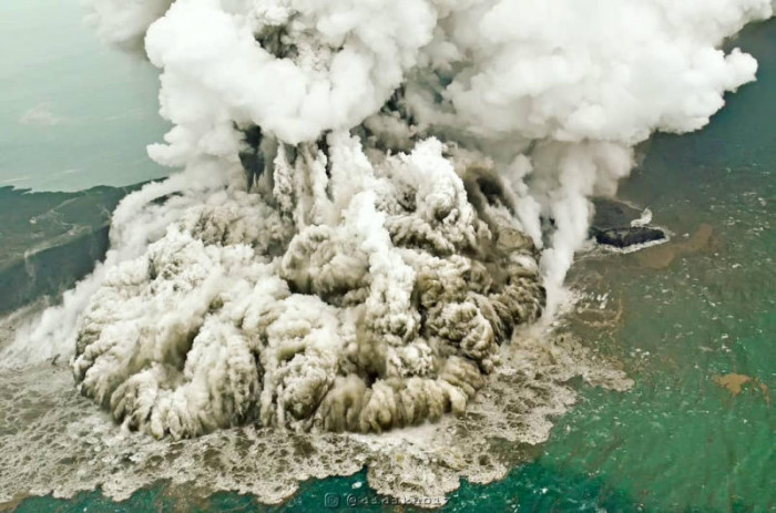 Indonesia volcano erupts twice, spewing big ash cloud - Vimarsana News