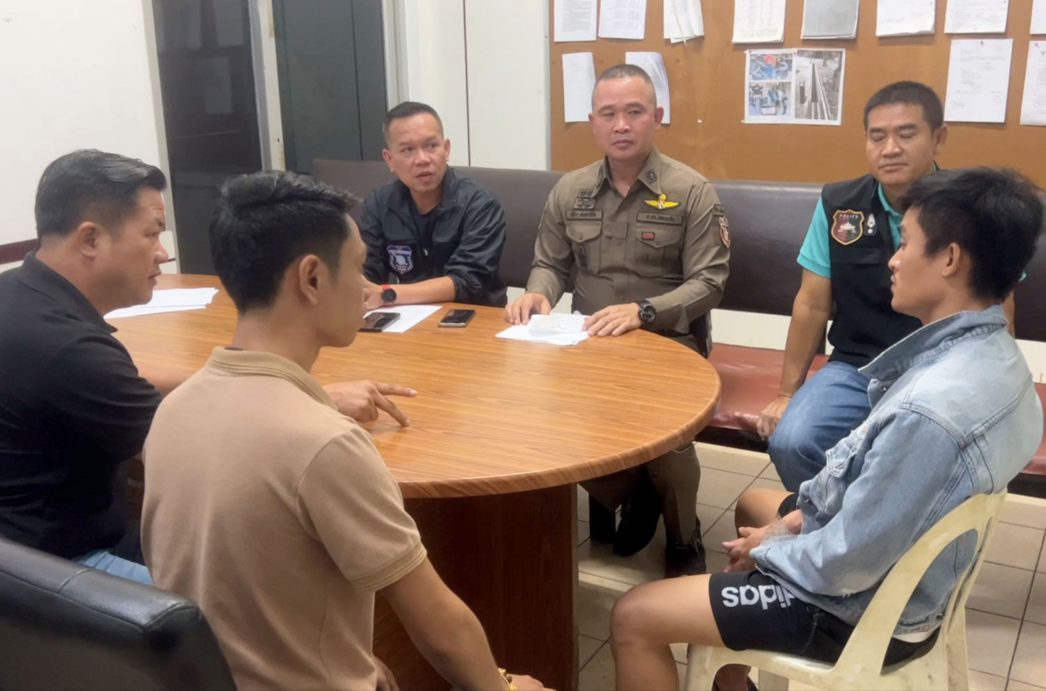 Lao suspect Thao Sirasorn, right, who fled after the gold shop robbery in Laos, is questioned at Muang police station in Khon Kaen province after he was arrested in this northeastern province on Friday. (Photo: Chakrapan Natanri)