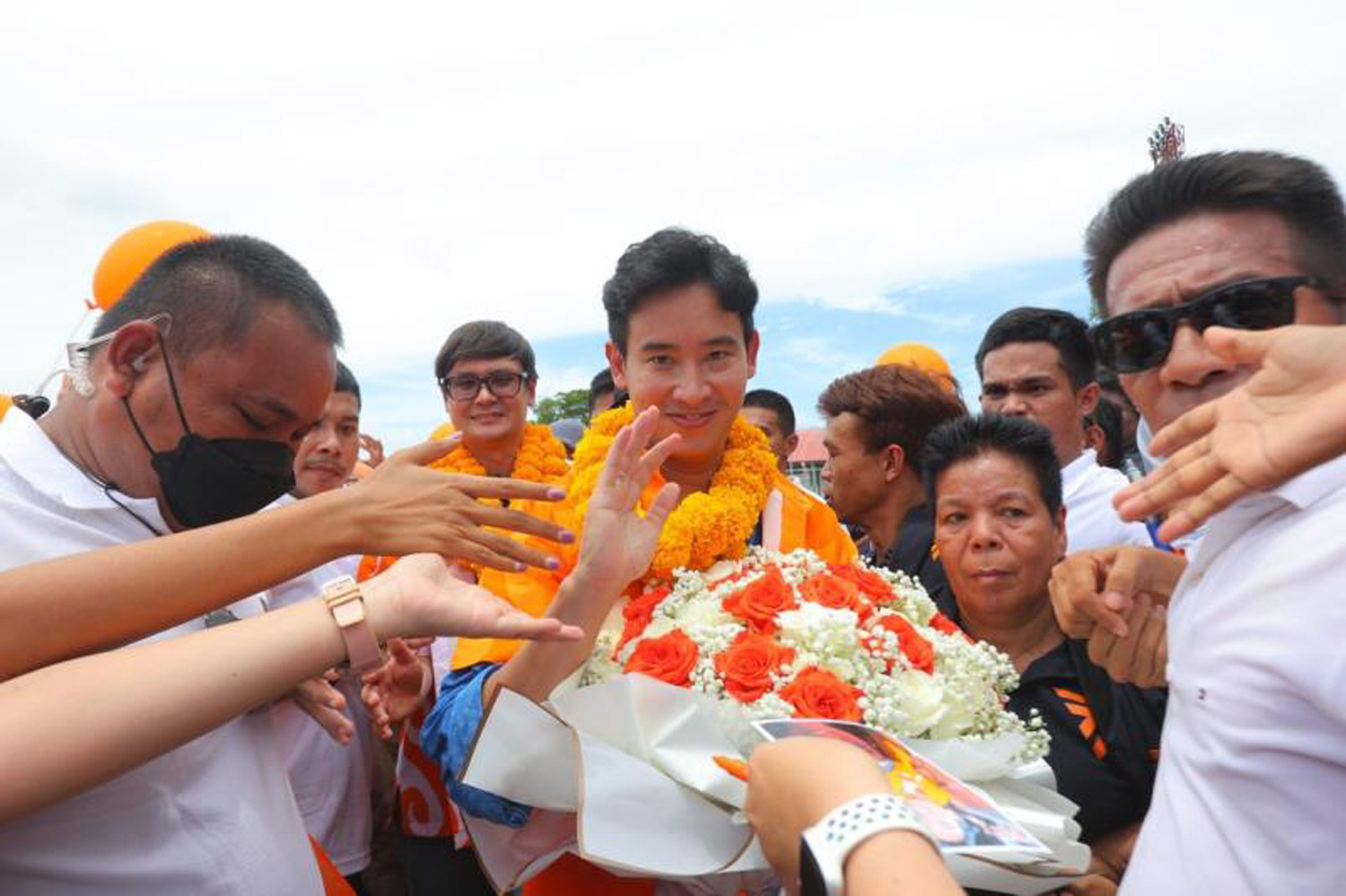 Move Forward Party leader Pita Limjaroenrat meets supporters in Phuket last week. (Photo: Move Forward Party)