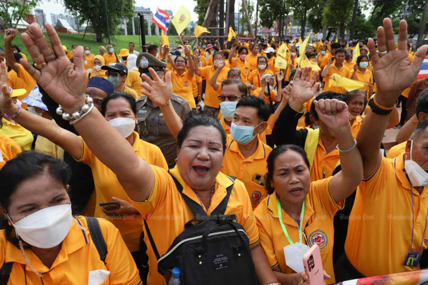 Royalists clad in yellow gathered outside parliament last week to pressure senators not to vote for Move Forward Party leader Pita Limjaroenrat out of concern over the party’s stance on the lese majeste law. (Photo: PATTARAPONG CHATPATTARASILL)