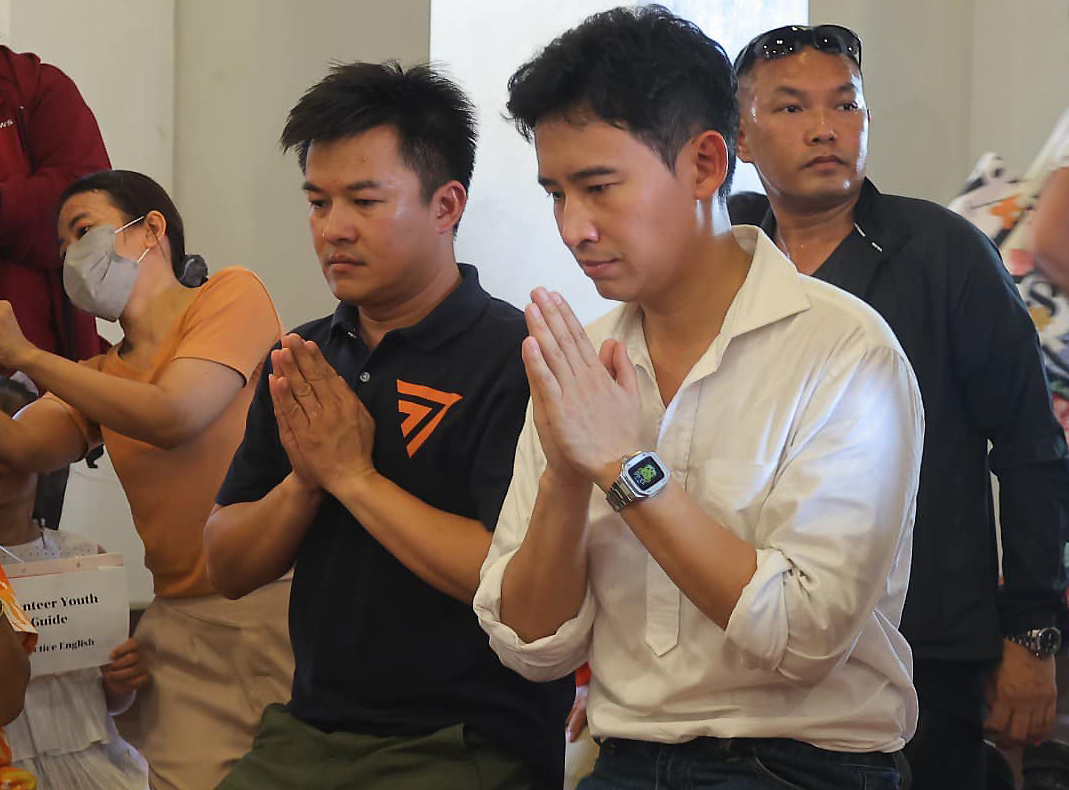 Move Forward Party leader Pita Limjaroenrat and Phitsanulok MP Padipat Suntiphada (second from left), the party’s candidate for House speaker, make merit at a Buddhist temple in Phitsanulok province on Friday. (Photo: Pita Limjaroenrat Facebook page)