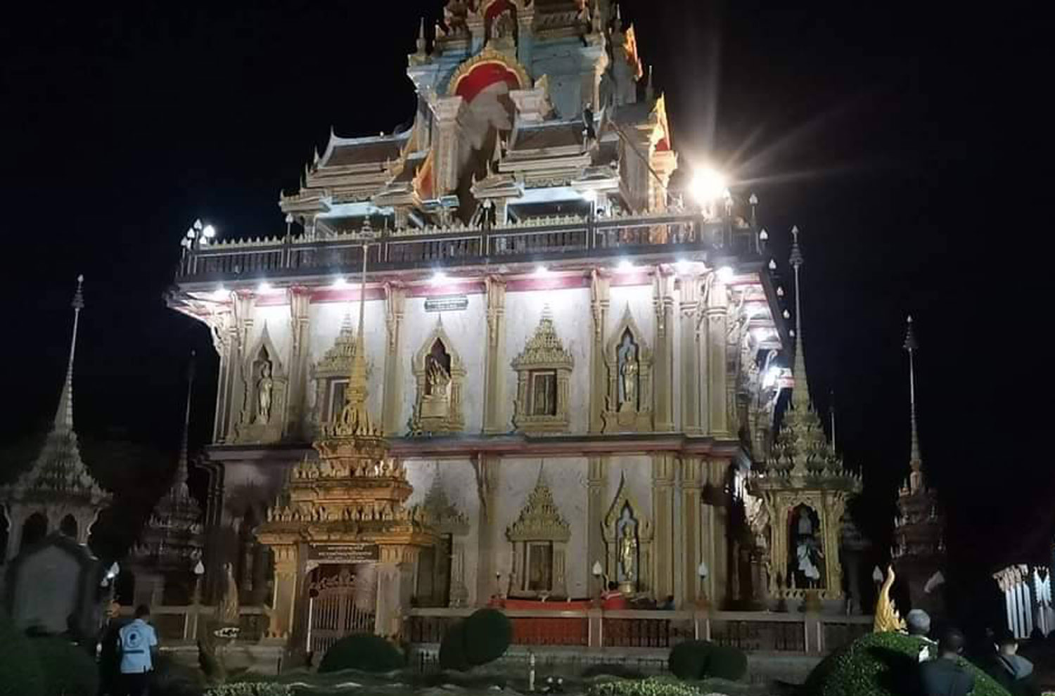 A Russian man falls from the top of a pagoda at Wat Chalong in Muang district of Phuket on Friday night. (Photo: Achadthaya Chuenniran)