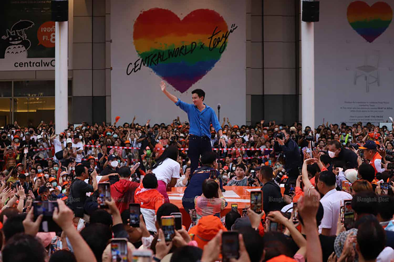 Pita Limjaroenrat, leader of the Move Forward Party and its prime ministerial candidate, greets supporters during a rally at CentralWorld in Bangkok on Sunday, telling them he will work diligently if he is voted as PM in parliament on Thursday. He was joined by almost 100 MFP MPs and an estimated 1,000 supporters. (Photo: Wichan Charoenkiatpakul)