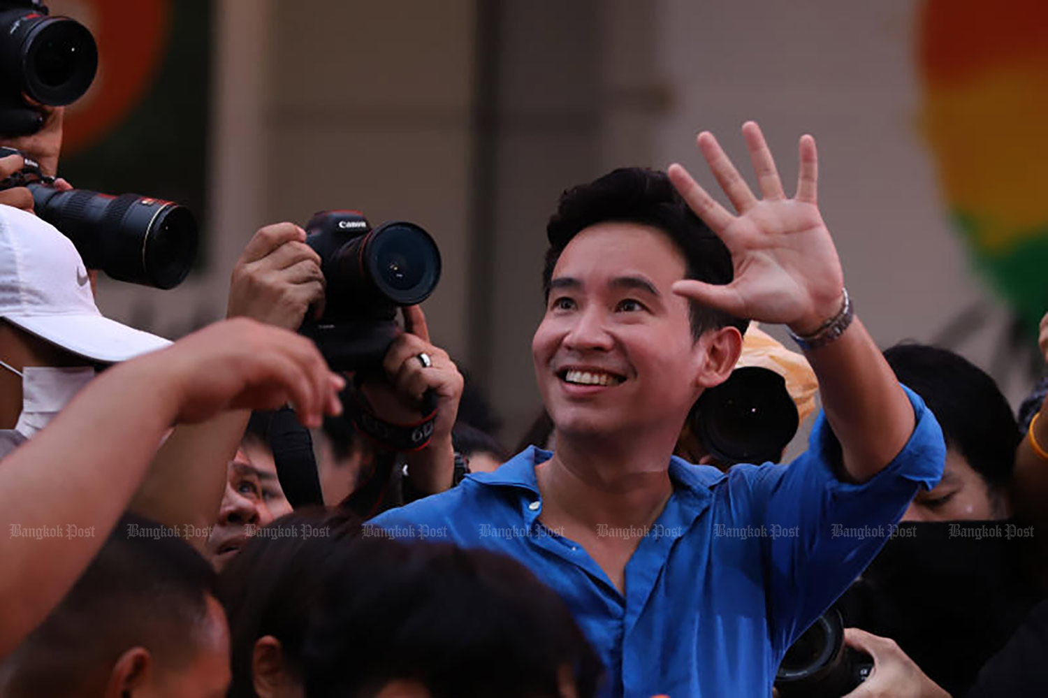 Move Forward Party leader Pita Limjaroenrat greets supporters in Pathumwan district on Sunday. (Photo: Wichan Charoenkiatpakul)