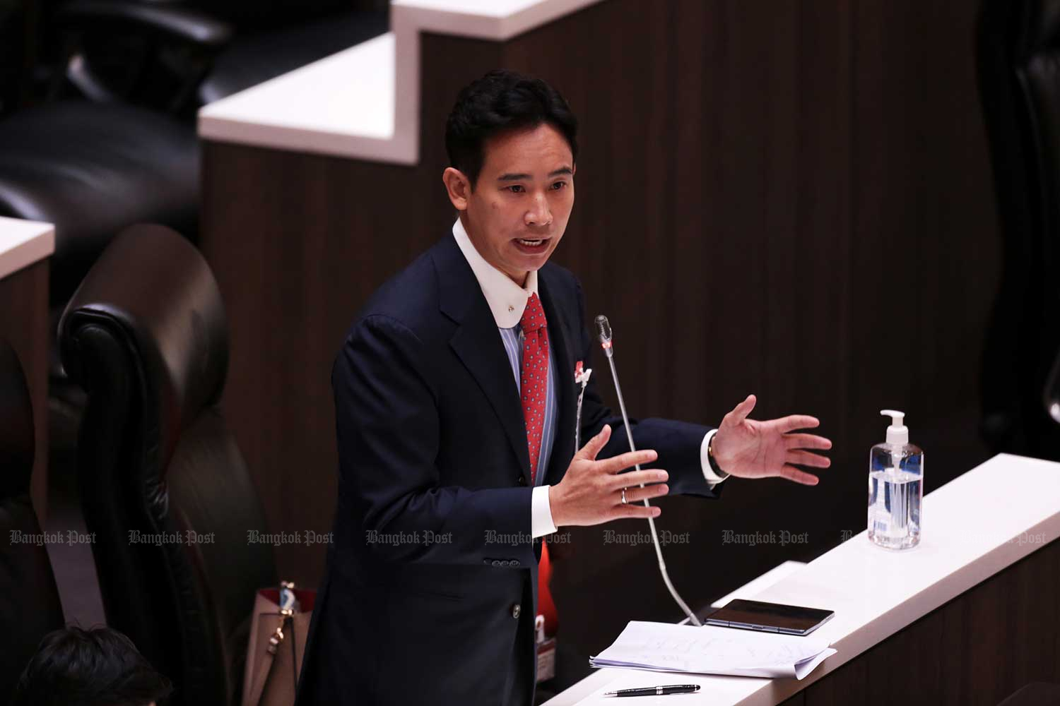 Move Forward Party leader Pita Limjaroenrat takes to the floor to explain issues put to him by fellow lawmakers during a parliamentary vote on whether to pick him as prime minister. He failed to make the cut in Thursday's selection round. (Photo: Chanat Katanyu)