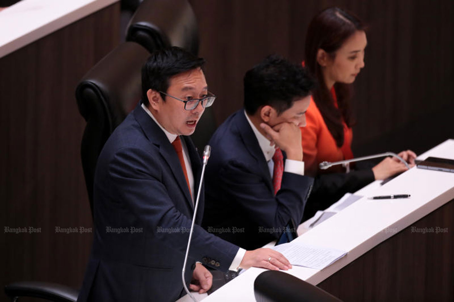 Move forward Party secretary-general Chaithawat Tulathon takes to the floor to explain issues raised by lawmakers during Thursday's vote for a new prime minister. (Photo: Chanat Katanyu)