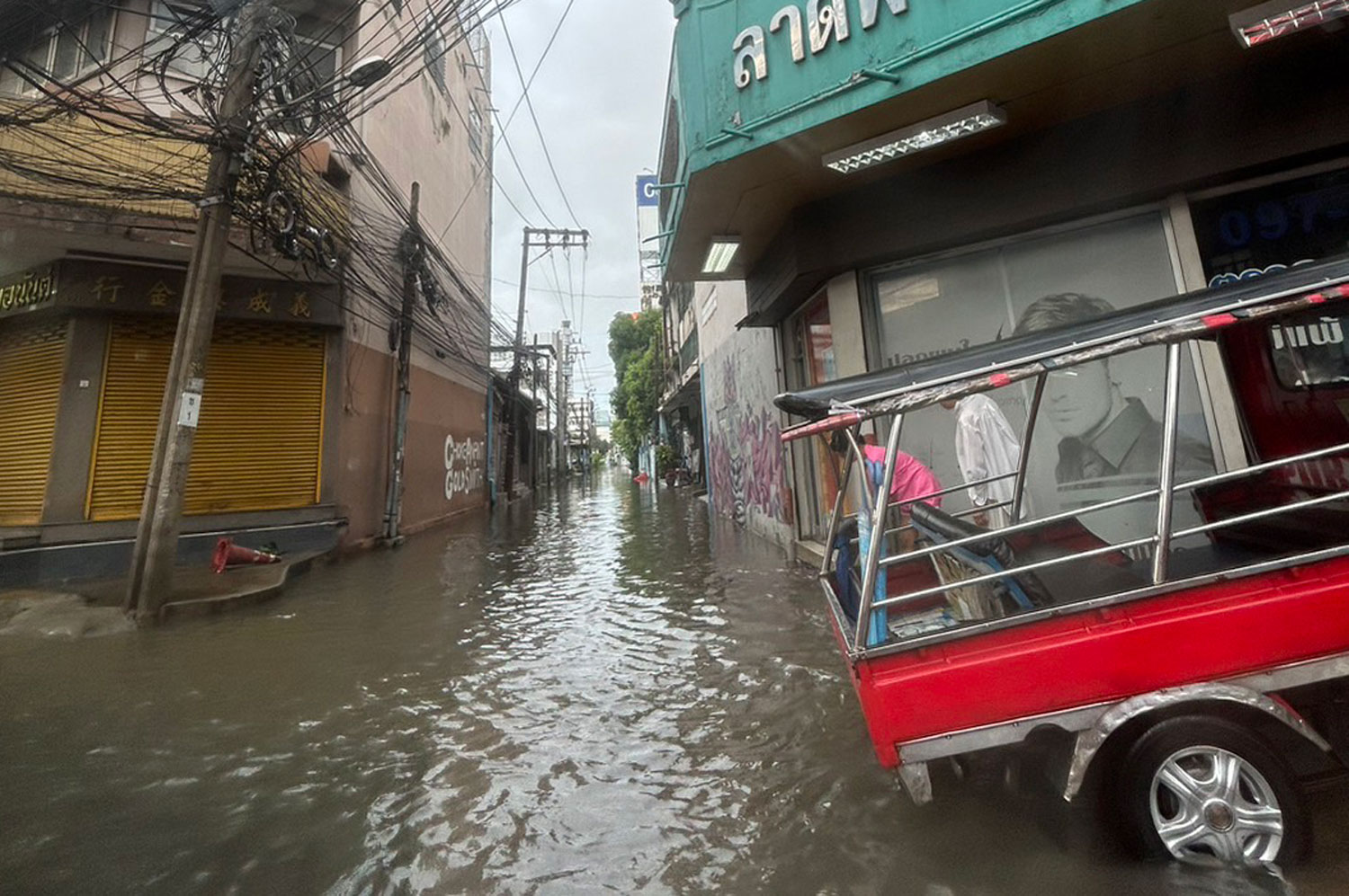 A road in Lat Phrao area of Bangkok remains flooded on Saturday following hours of heavy downpours overnight. (Photo: Thana Boonlert)