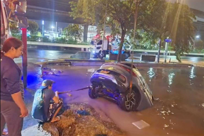 Bangkok Post - Probe after 'no warning signs' Bangkok ditch car plunge