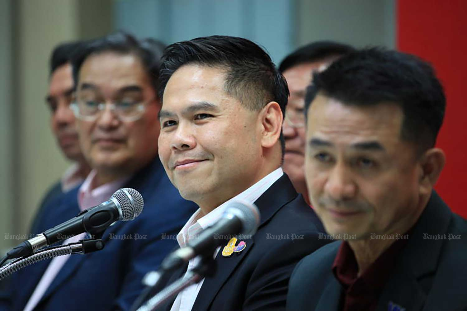 Chartthaipattana Party leader Varawut Silpa-archa, centre, and Pheu Thai Party leader Cholnan Srikaew, right, hold a press conference at the Pheu Thai headquarters on Sunday. (Photo: Apichart Jinakul)