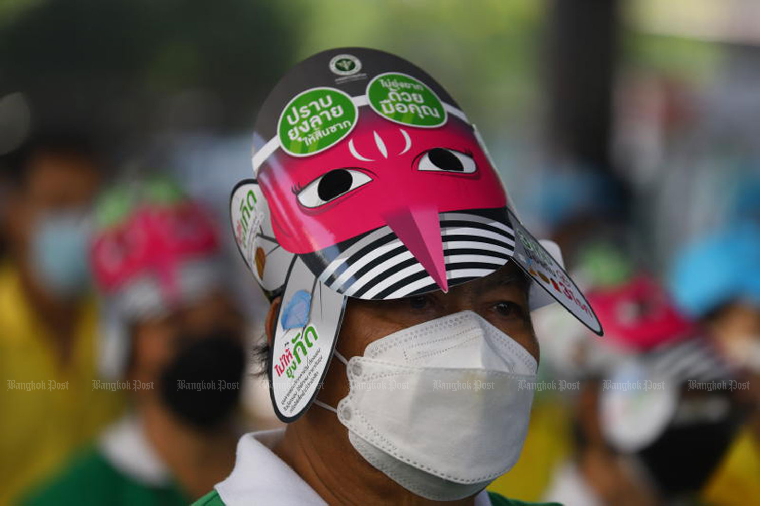 A city official wears a face mask and head covering during the launch of a campaign to eradicate mosquitoes and their larvae, the source of dengue fever, at a sports field in Din Daeng area on March 2. (Photo: Nutthawat Wicheanbut)