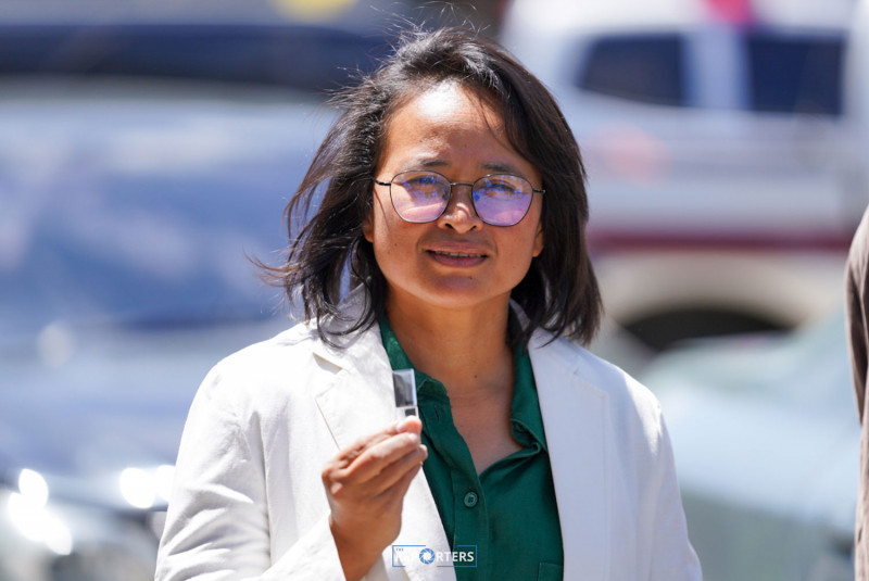 Thapanee Eadsrichai, a well-known TV reporter who previously worked at iTV, on Tuesday arrives at the Thung Song Hong police station as a witness in a case linked with the iTV shareholding of Pita Limjaroenrat, leader of the Move Forward Party (MFP). (Photo: The Reporters Facebook)