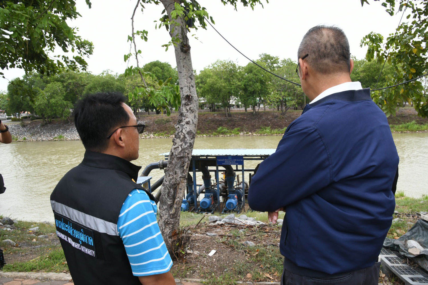 Surasri Kidtimonton (right), secretary-general of the Office of the National Water Resources, and a senior Provincial Waterworks Authority official inspect conditions in Lop Buri on Monday. (Photo: Office of the National Water Resources)